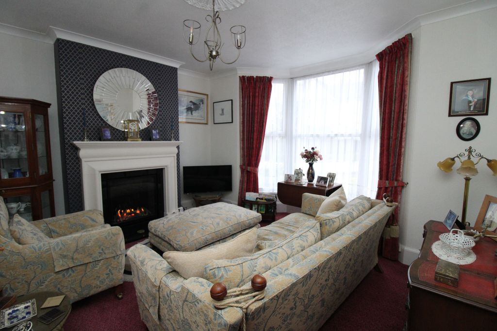 Property photo 2 of 33