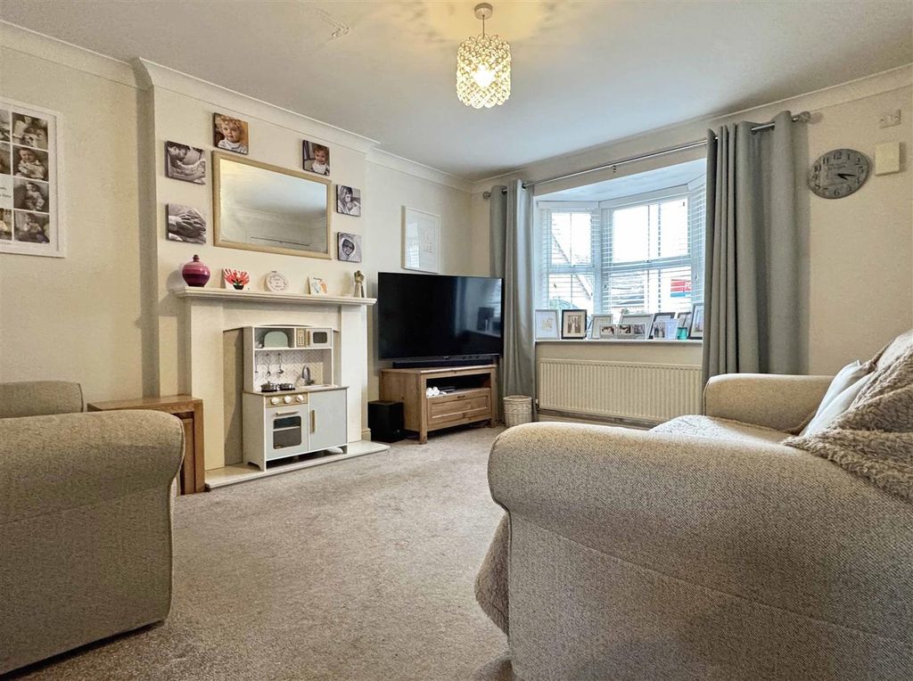 Property photo 3 of 14 Lounge B.Jpg