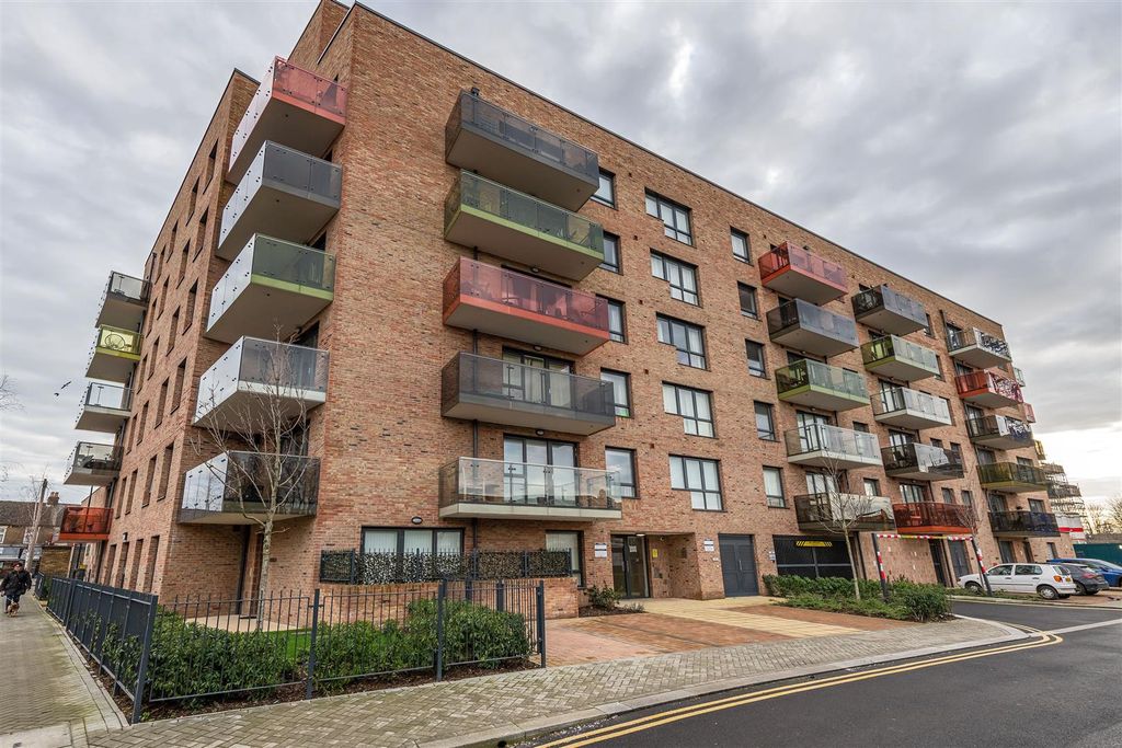 Property photo 1 of 15 Marlowe Road, E17