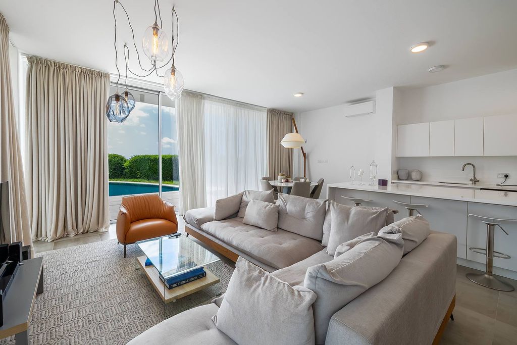 Property photo 2 of 25