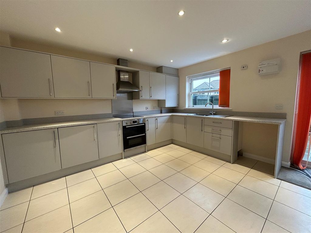 Property photo 2 of 11 Kitchen