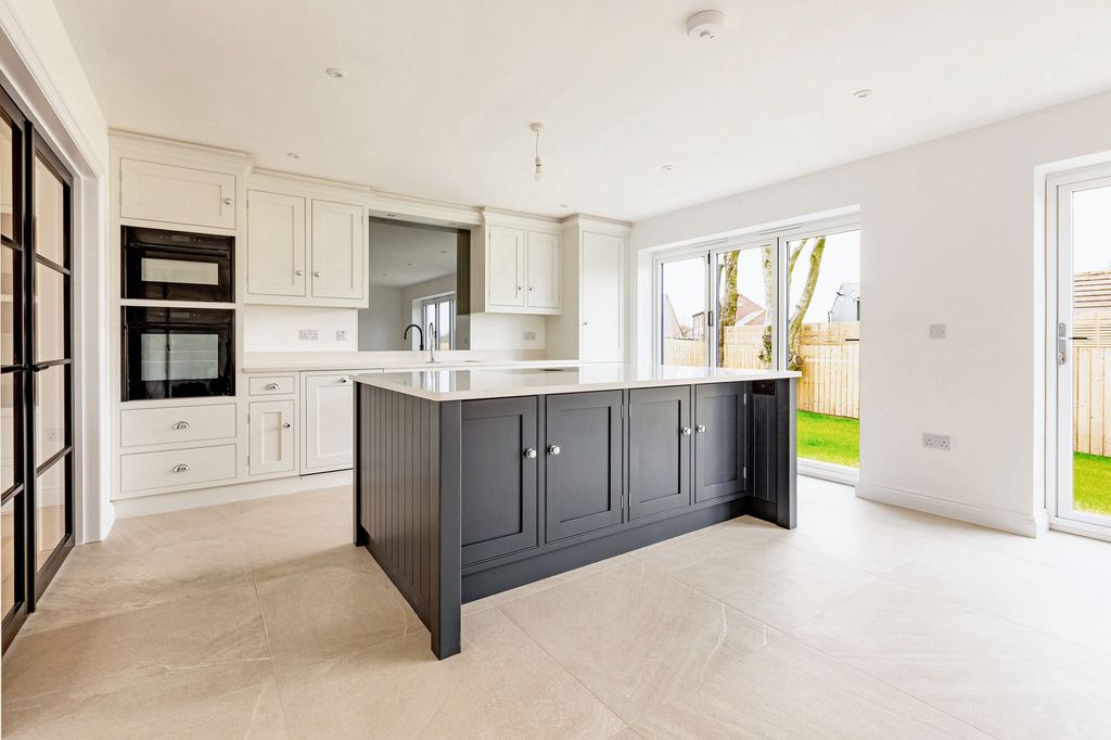 Property photo 2 of 16 Dining Kitchen