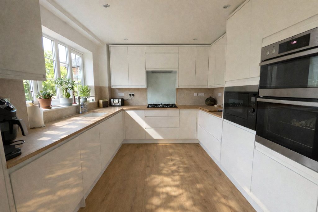 Property photo 2 of 16 Picture No. 10