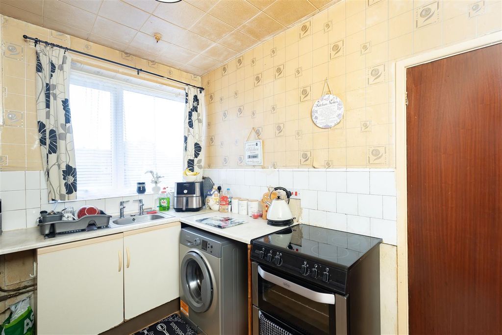Property photo 3 of 28 Kitchen