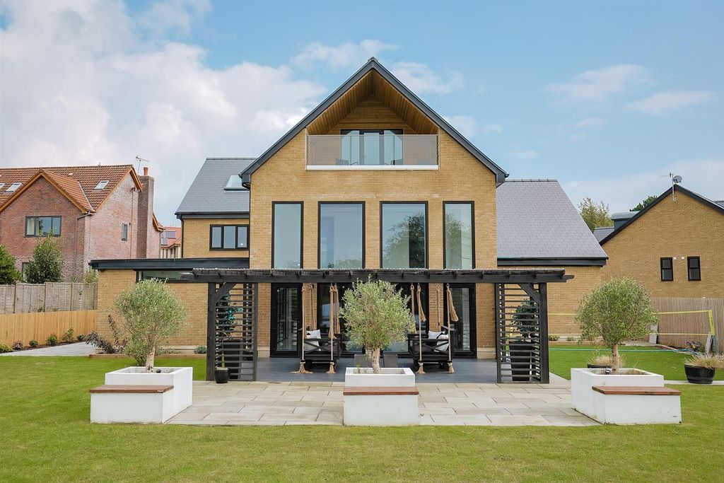 Property photo 3 of 45 A Page _ 2 1 Hollybush Close - Web-49.Jpg