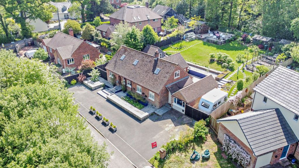 Property photo 3 of 24 23 Tidcombe Lane