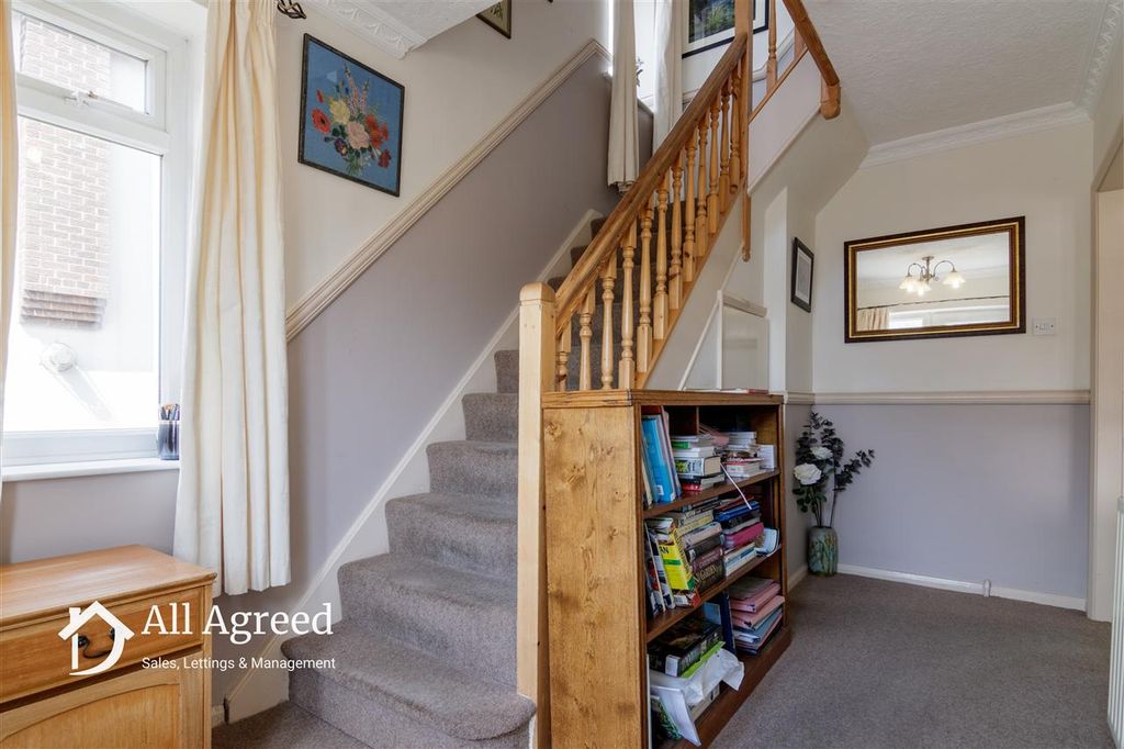 Property photo 2 of 17 Entrance Hall