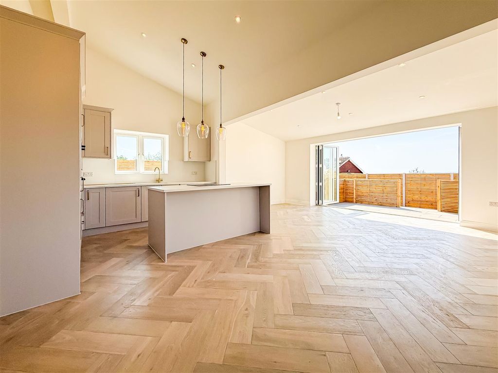 Property photo 1 of 21 Kitchen/Lounge