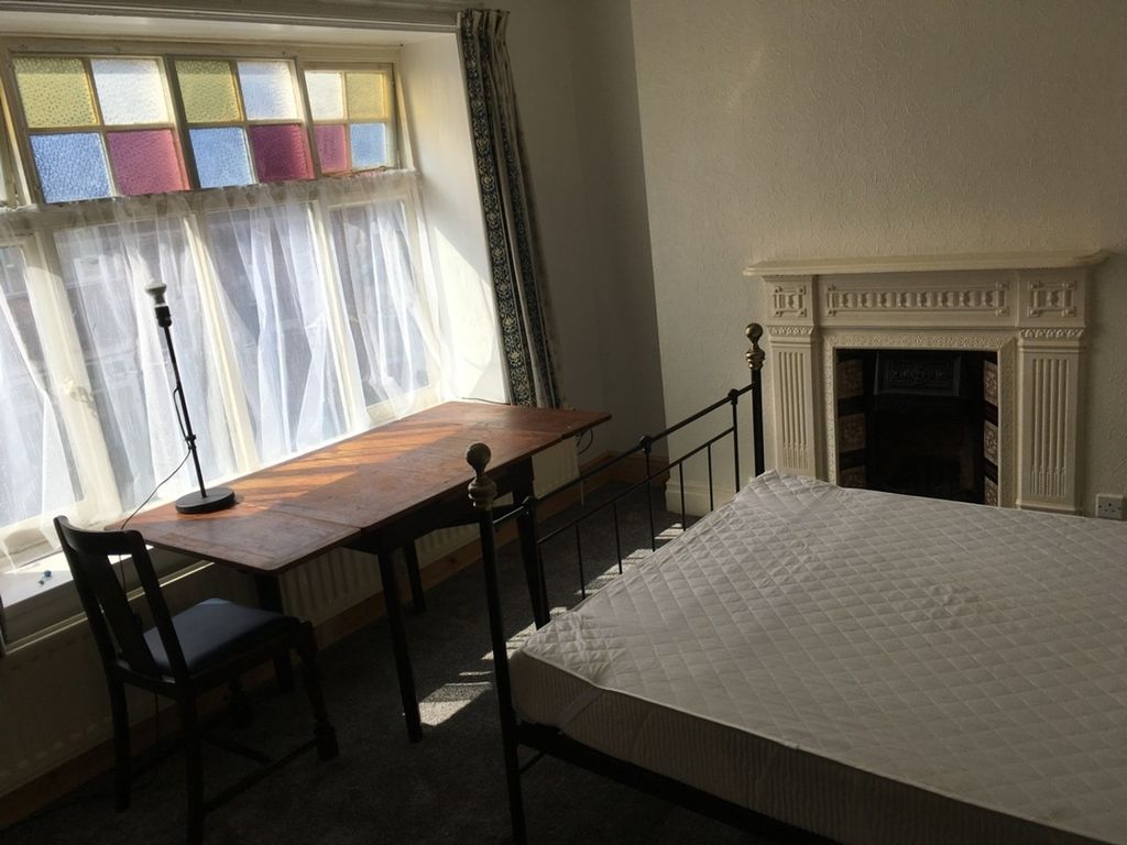 Property photo 3 of 9 This Charming Double Bedroom Features Ample Natura...