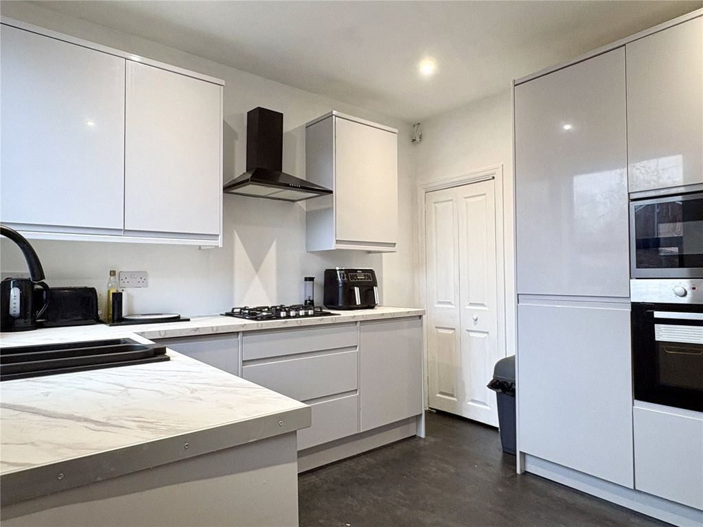 Property photo 2 of 9 Kitchen