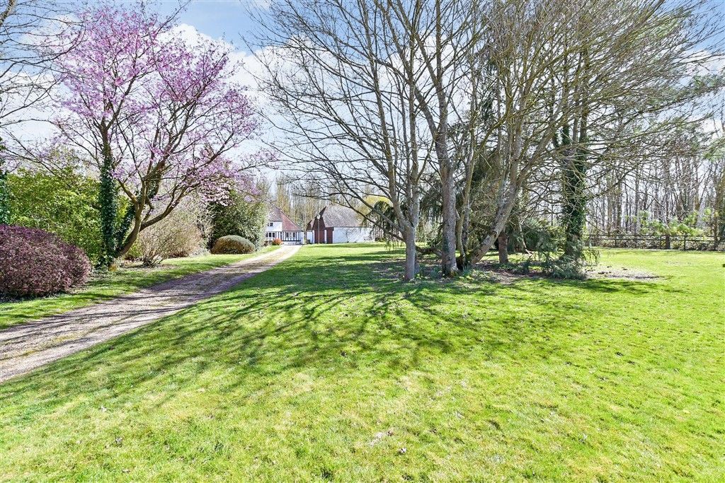 Property photo 3 of 26 Driveway/Parking