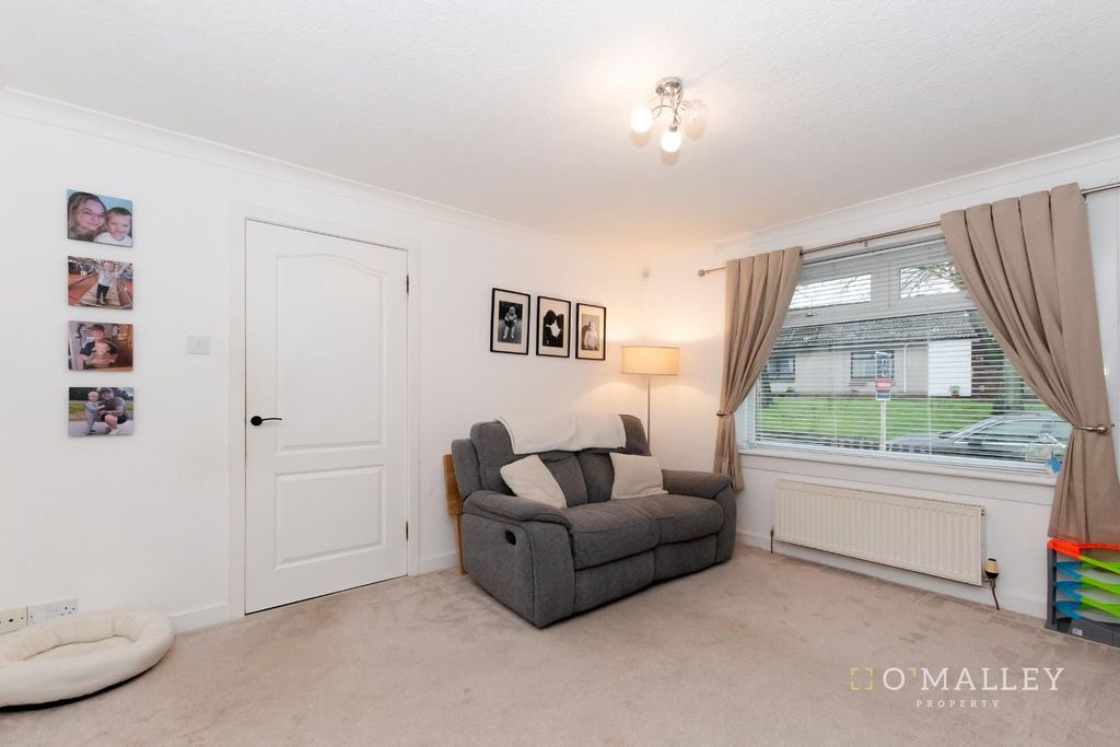 Property photo 2 of 17 Lounge