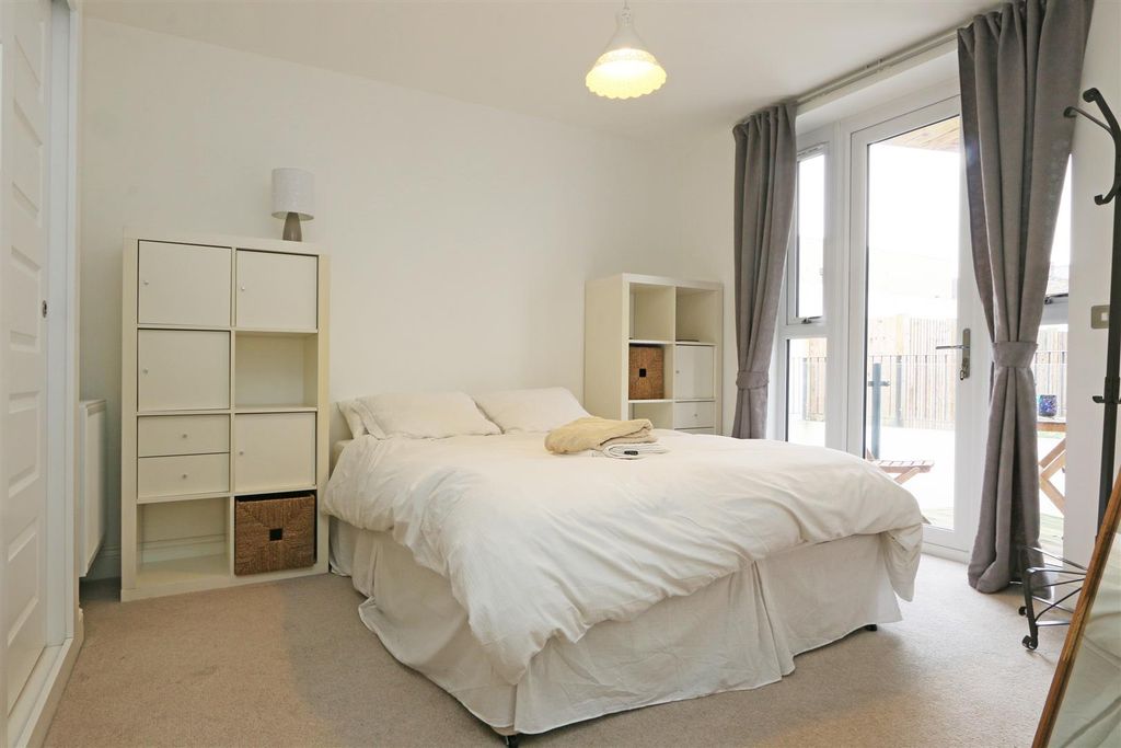 Property photo 3 of 8 Bonsor House Bedroom