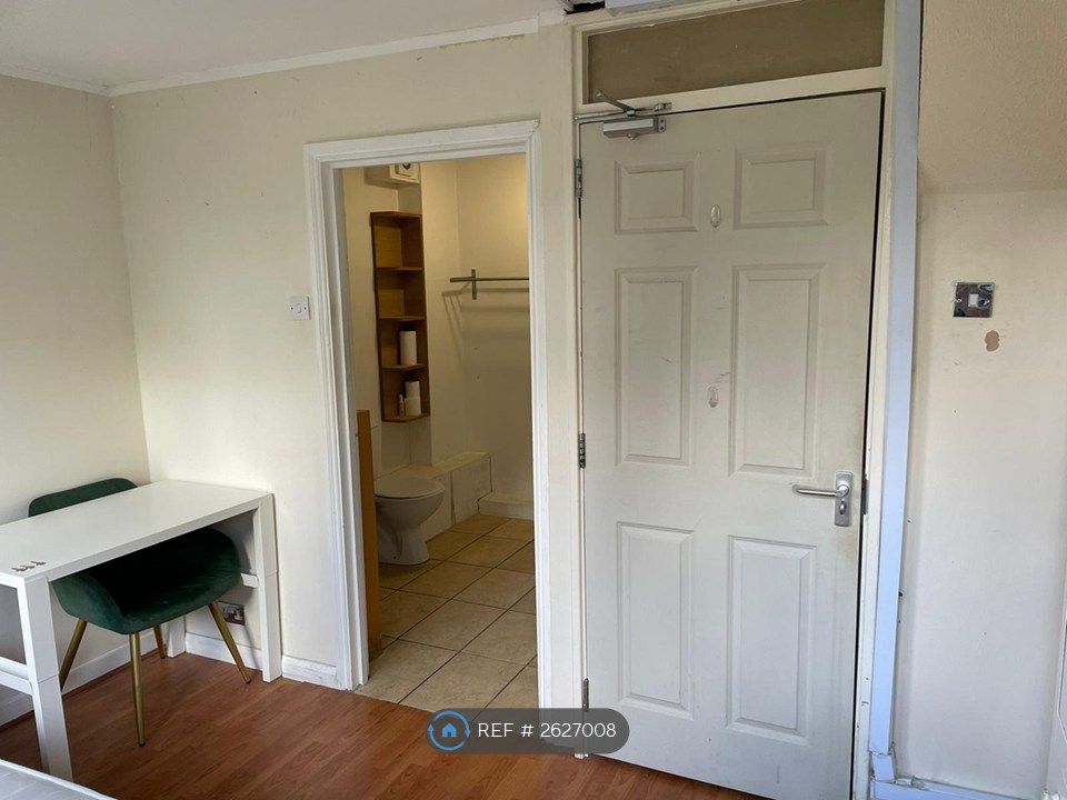 Property photo 3 of 5 En-Suite Bathroom