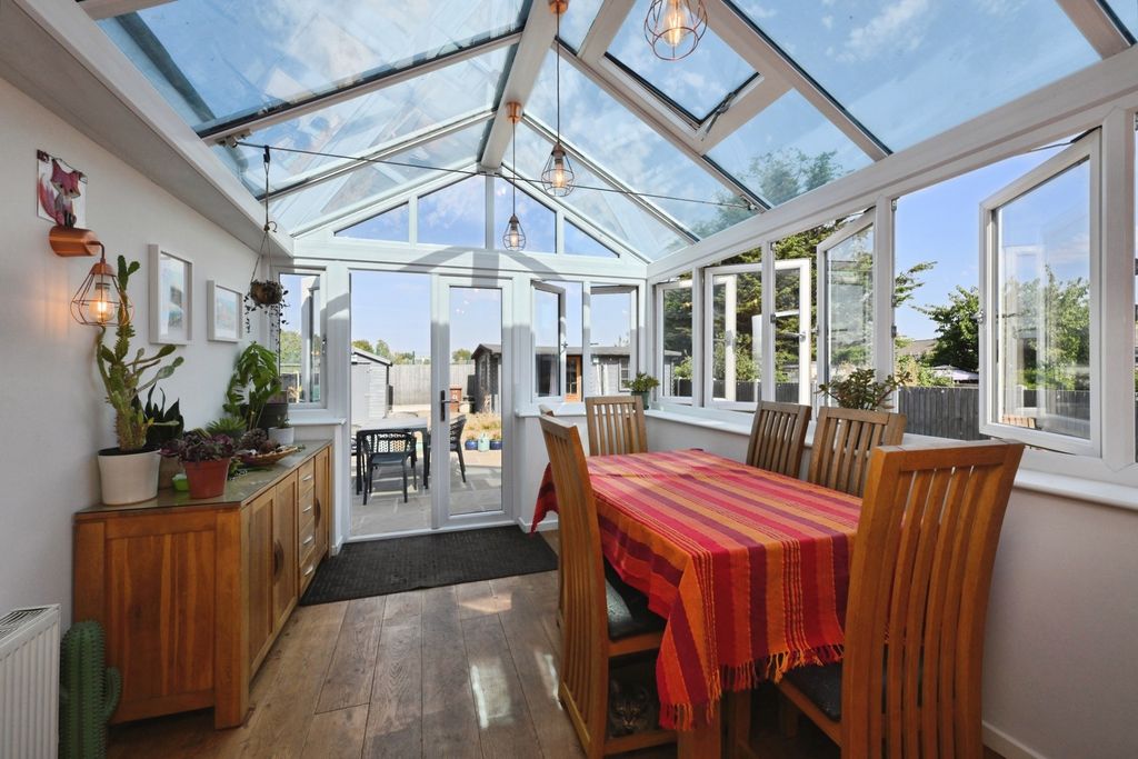 Property photo 3 of 18 Conservatory