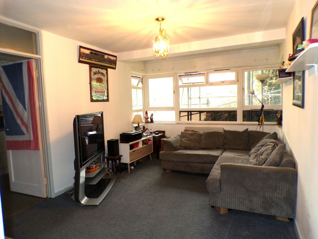 Property photo 1 of 4 Spacious And Light 1 Bedroom Ground Floor Flat