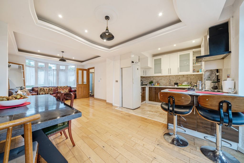 Property photo 2 of 21 Through Lounge