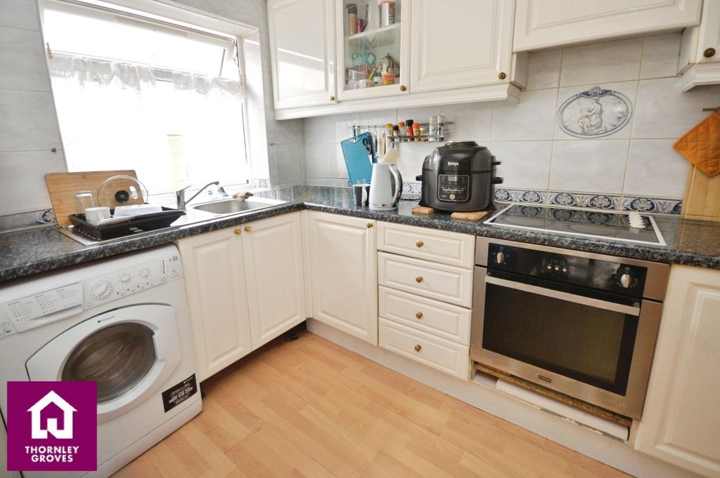 Property photo 3 of 8 Kitchen