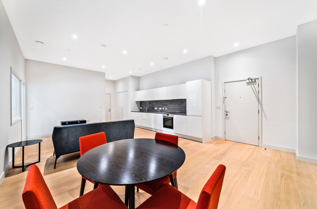 Property photo 2 of 22 12-6822189536Db7-...