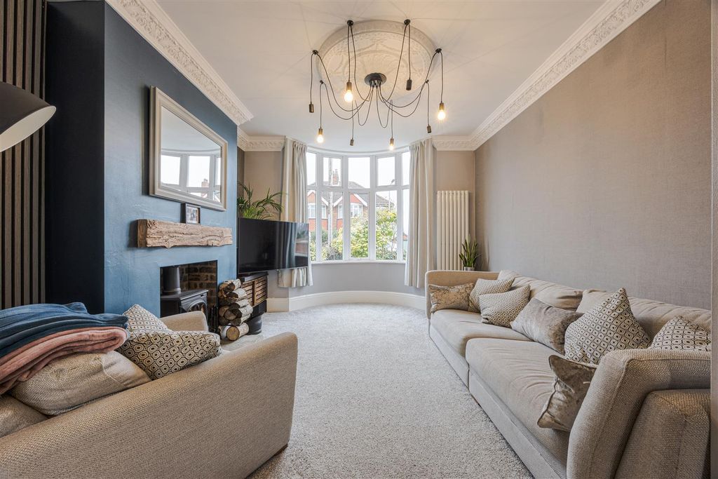 Property photo 2 of 21 Lounge