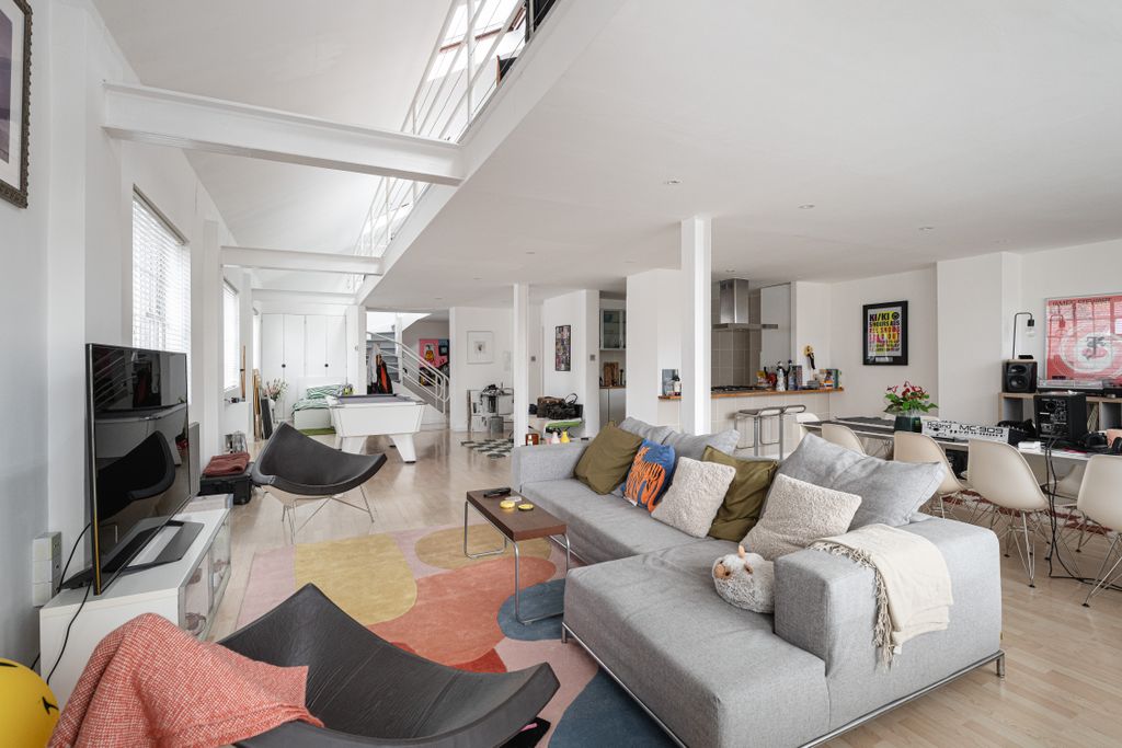 Property photo 3 of 28 Haybridge-House-28 (1).Jpg