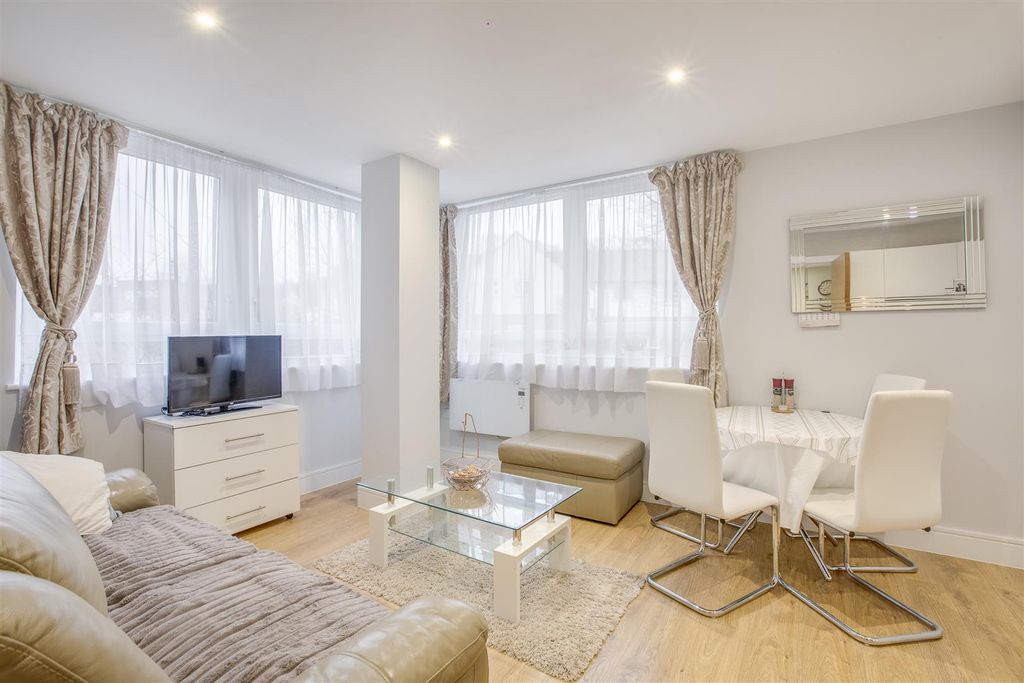 Property photo 3 of 13 13 Castle House, Desborough Road, Hp11 2Fp-6.Jpg