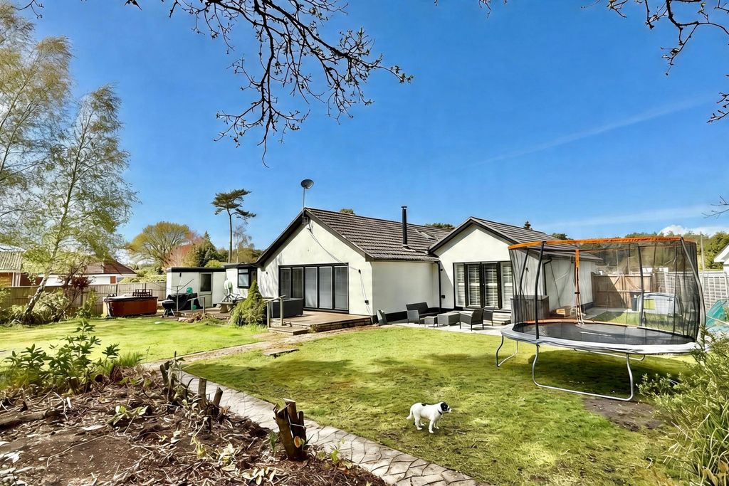 Property photo 1 of 31 Webbs Close Ashley Heath