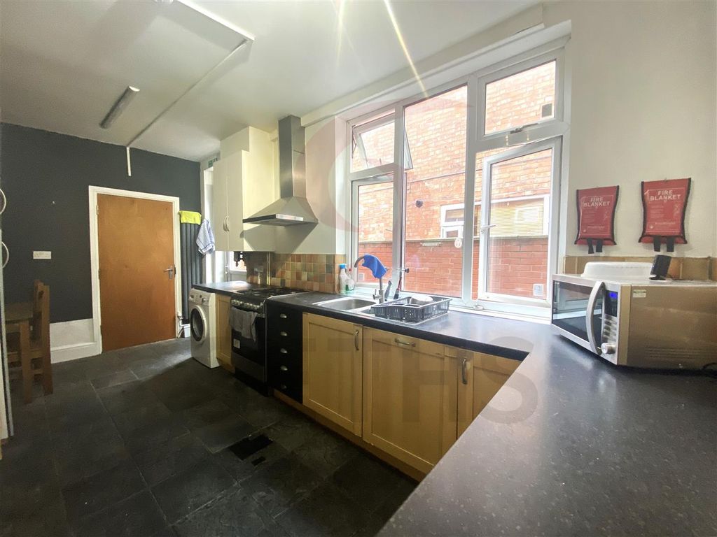 Property photo 2 of 6 Kitchen