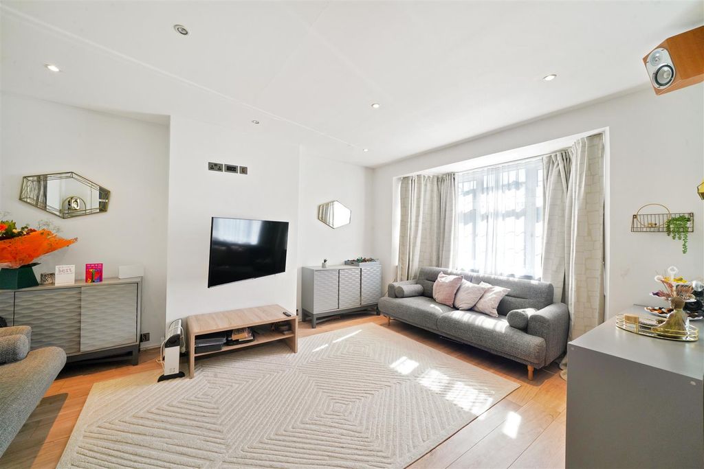 Property photo 2 of 14 117 Eton Avenue - Xyeyvhqblwzy6Ietijhs.Jpg