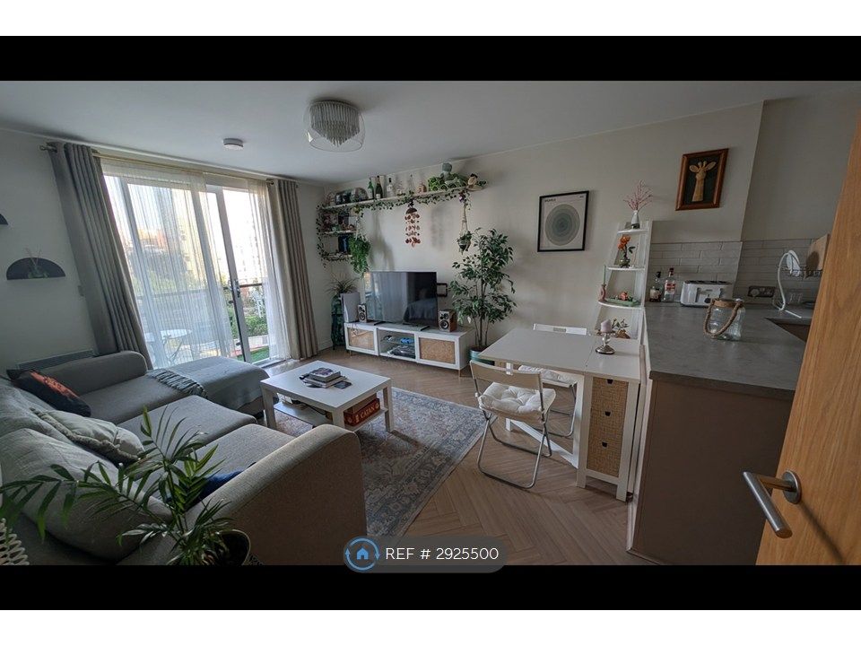 Property photo 1 of 7 Living Room
