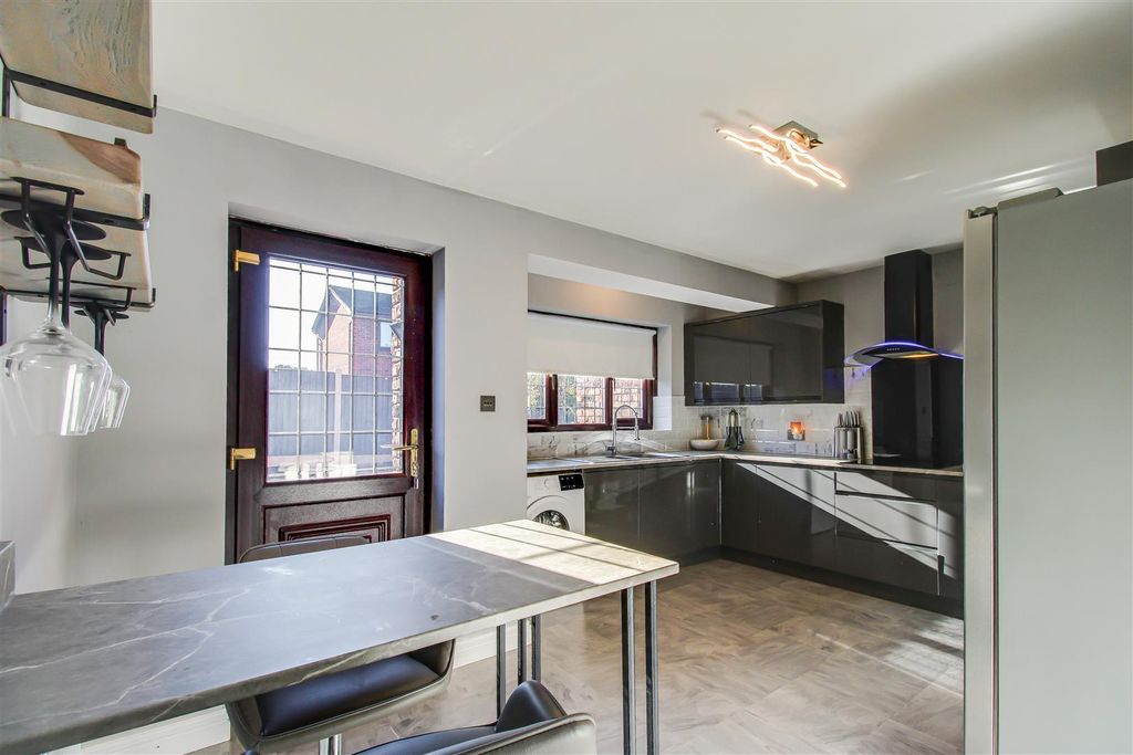 Property photo 3 of 11 Kitchen