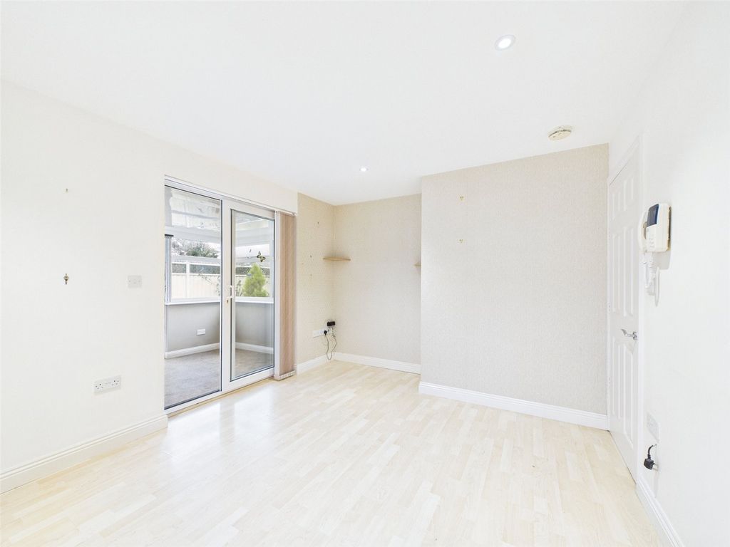 Property photo 2 of 11 Living Room