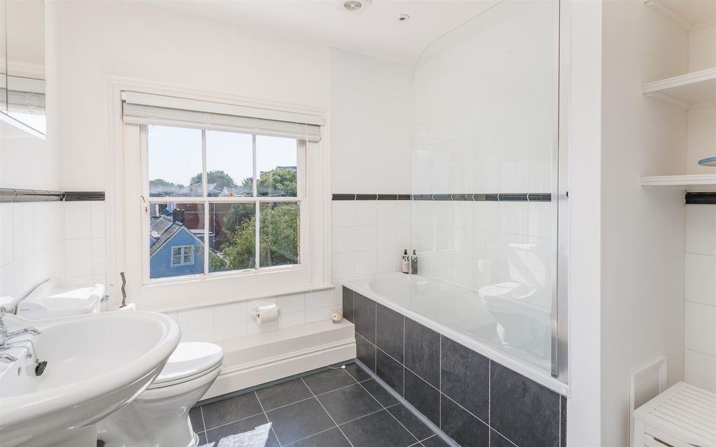 Additional image 10 of 2 bed flat for saleCowes, Isle Of Wight PO31