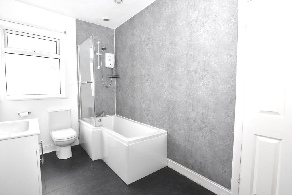 Property photo 2 of 18 Bathroom (2).Jpg