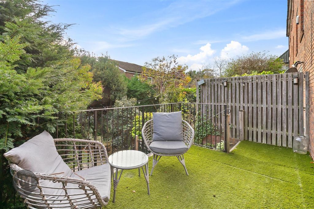 Property photo 2 of 8 Garden