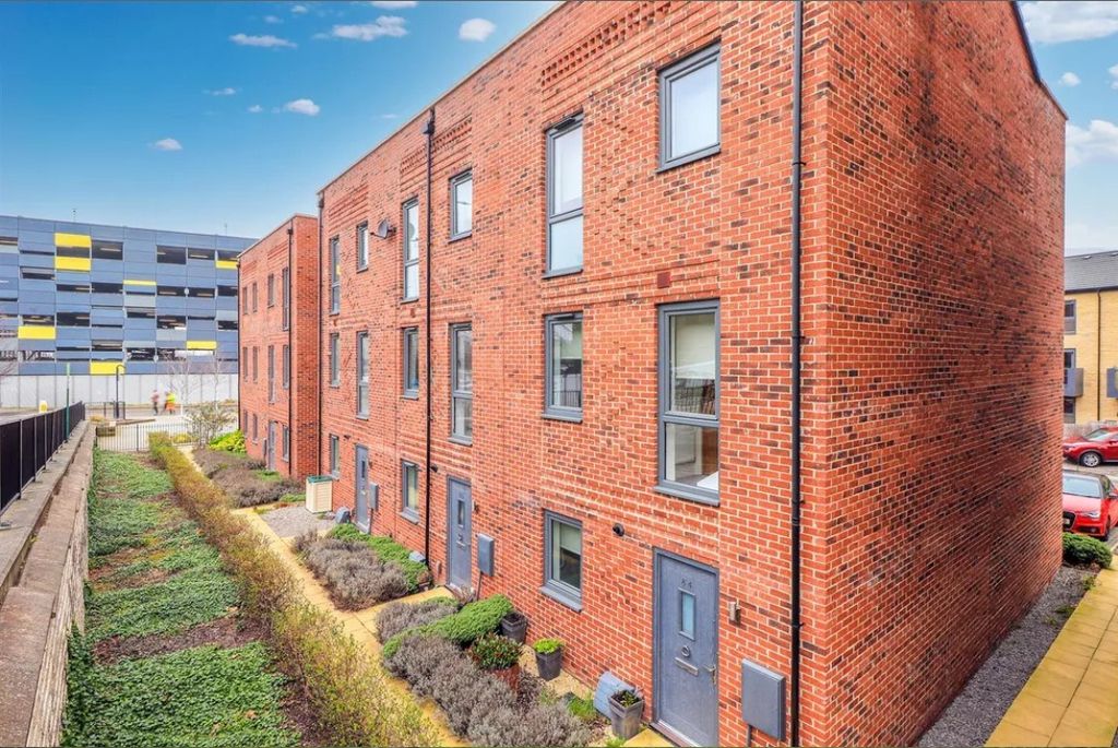 Property photo 1 of 8 2 Bedroom Town House