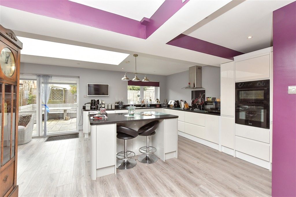 Property photo 3 of 11 Kitchen/Breakfast Area