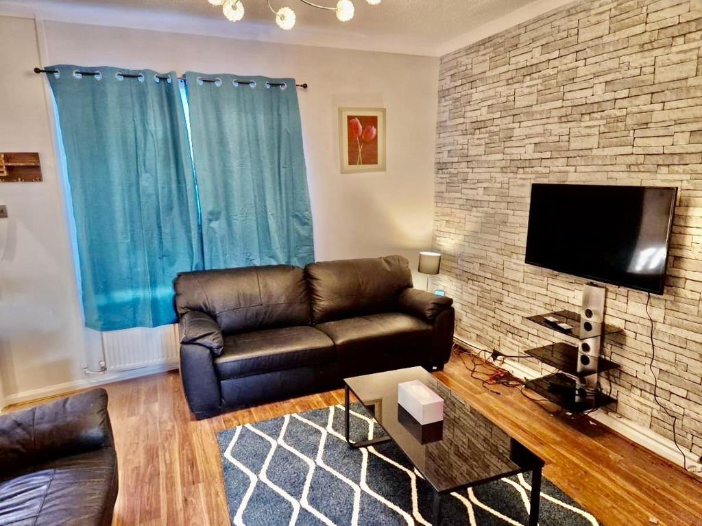 Property photo 3 of 13 Lounge