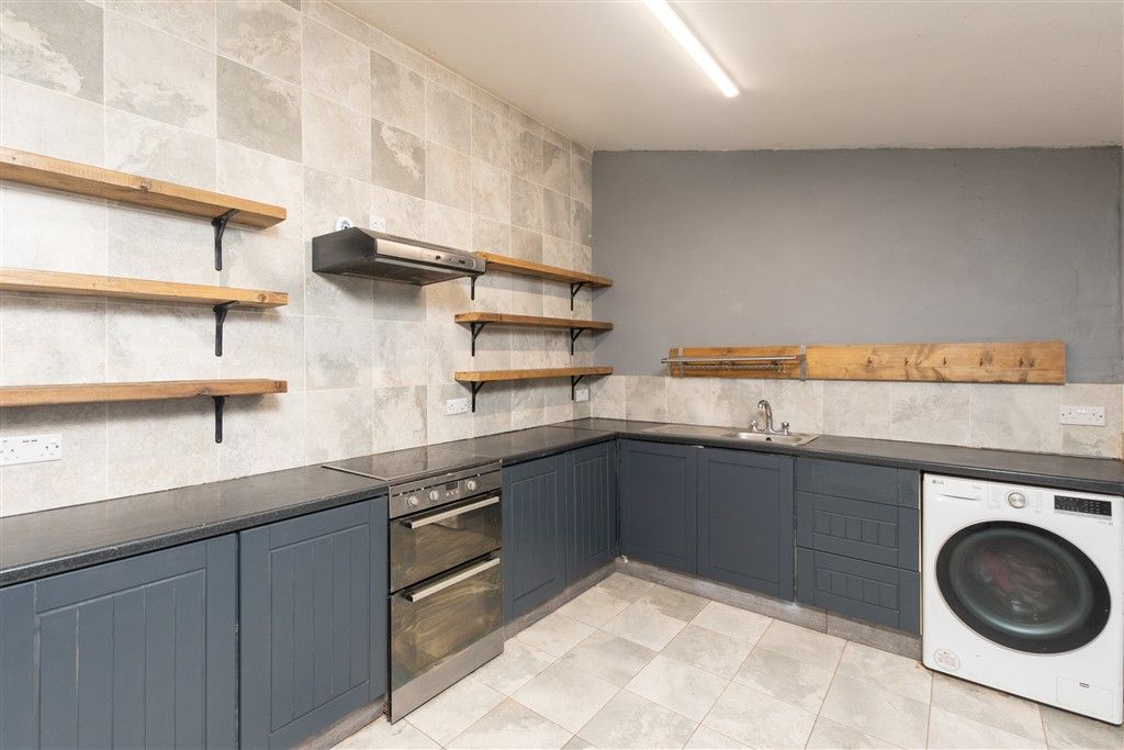 Property photo 3 of 8 Kitchen