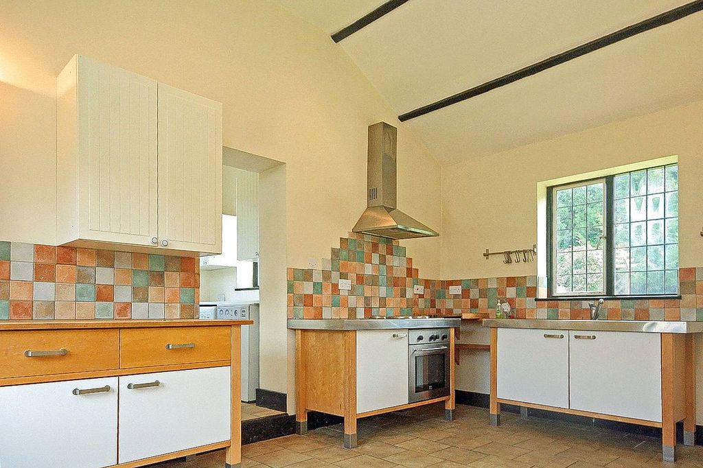 Property photo 3 of 10 Kitchen