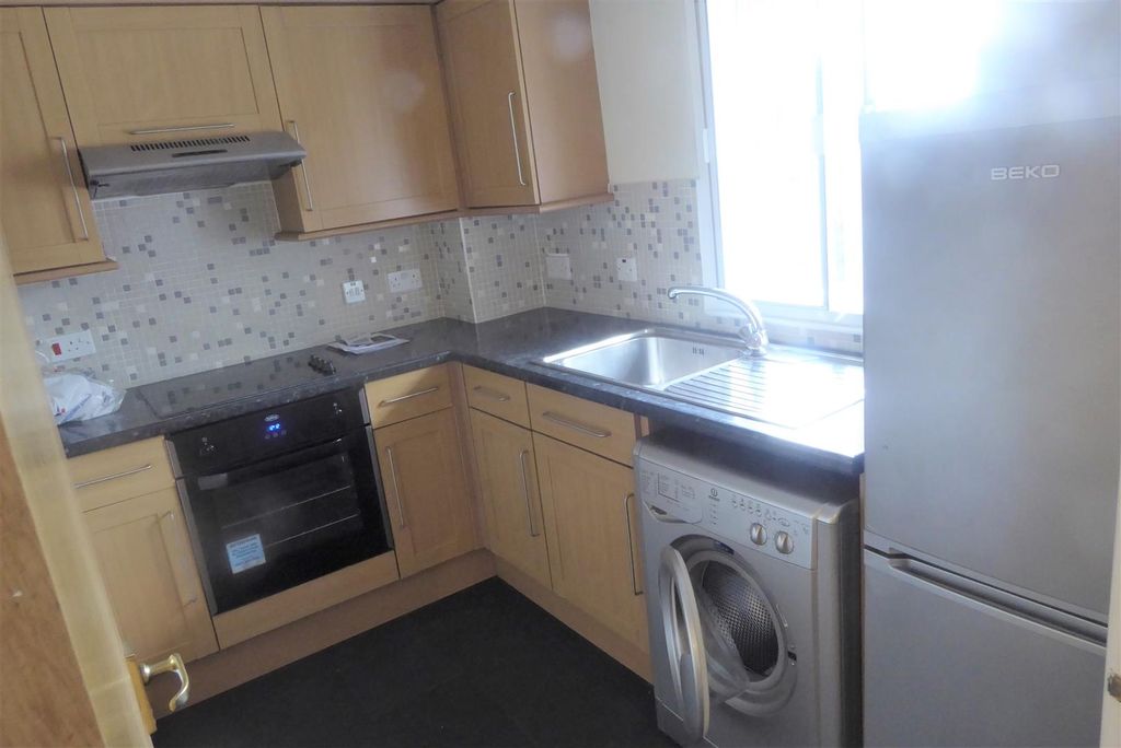 Property photo 3 of 7 Kitchen