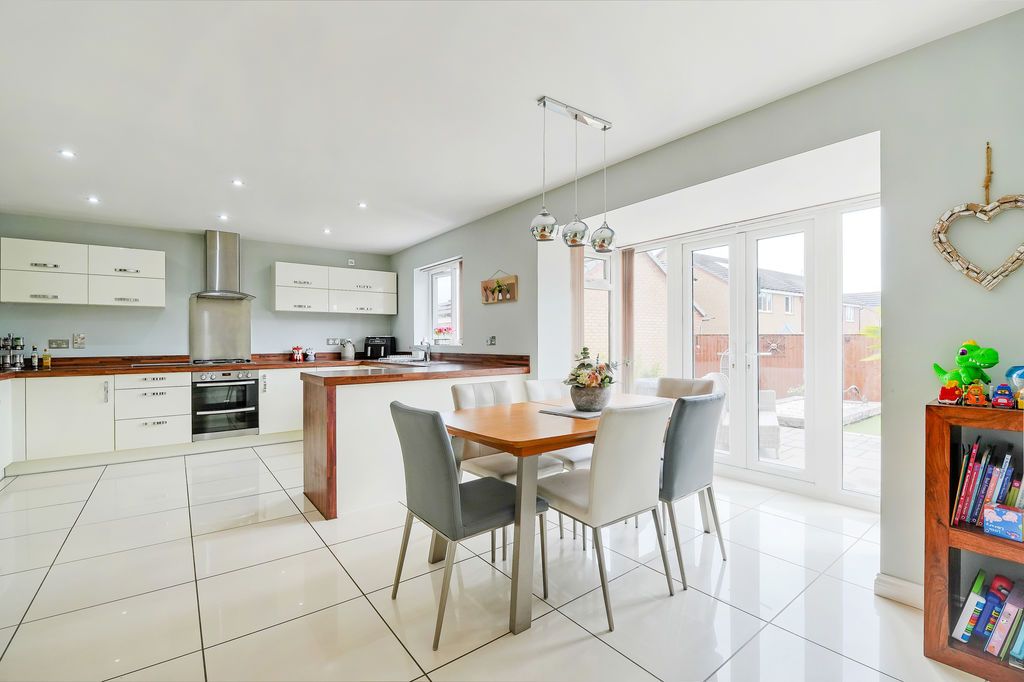Property photo 2 of 27 Dining Kitchen