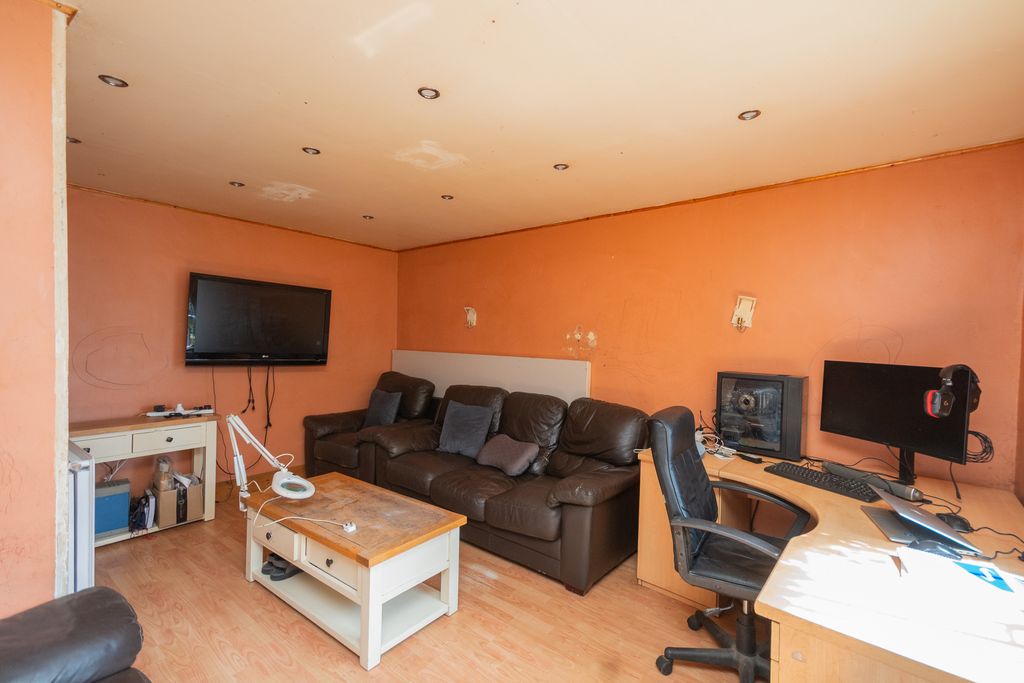 Property photo 3 of 15 Lounge