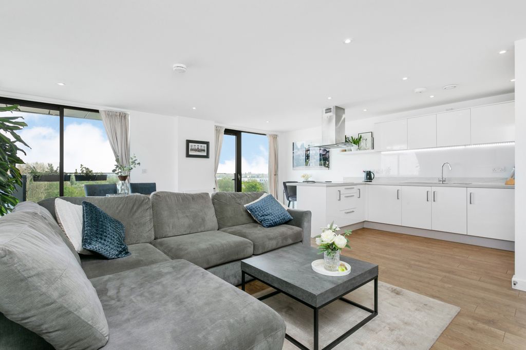 Property photo 1 of 12 2 Bed Flat For Sale Lapwing Heights, London N17