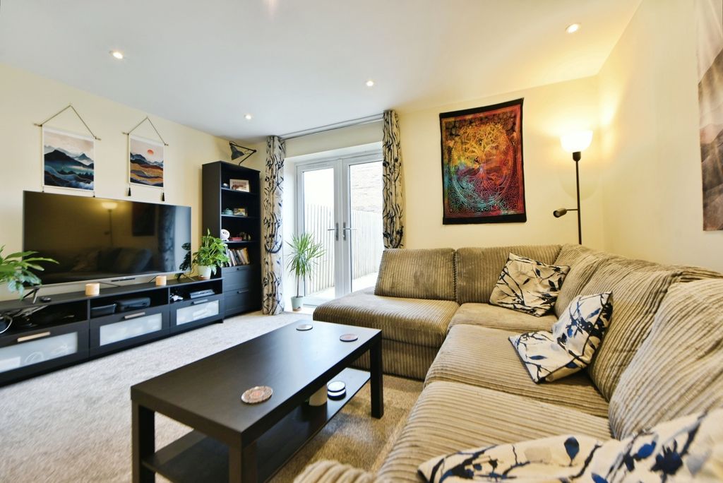 Property photo 3 of 15 Lounge