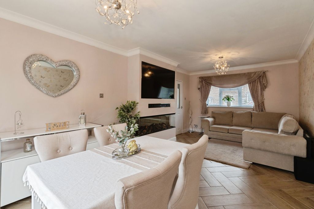 Property photo 2 of 17 33Denysdrivedenysdrivebasildonss143Lr-10
