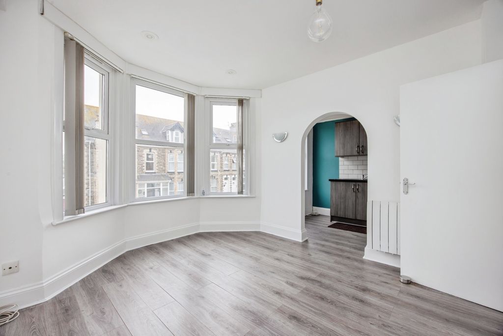 Property photo 2 of 21 Lounge