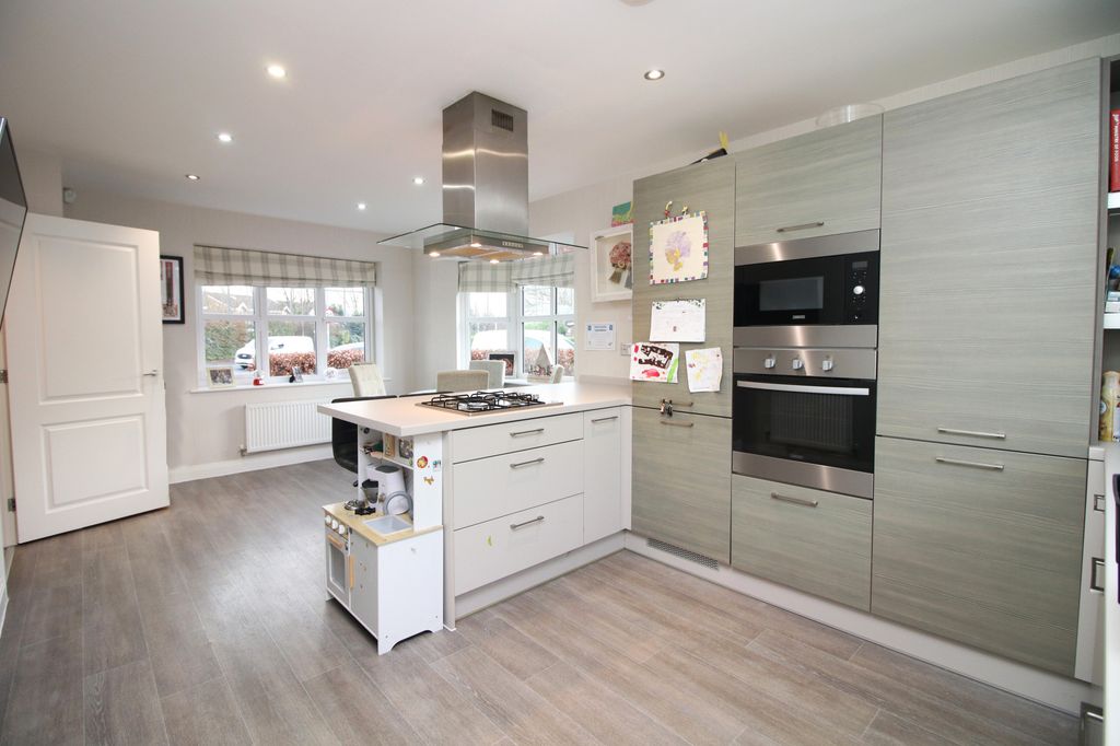 Property photo 2 of 28