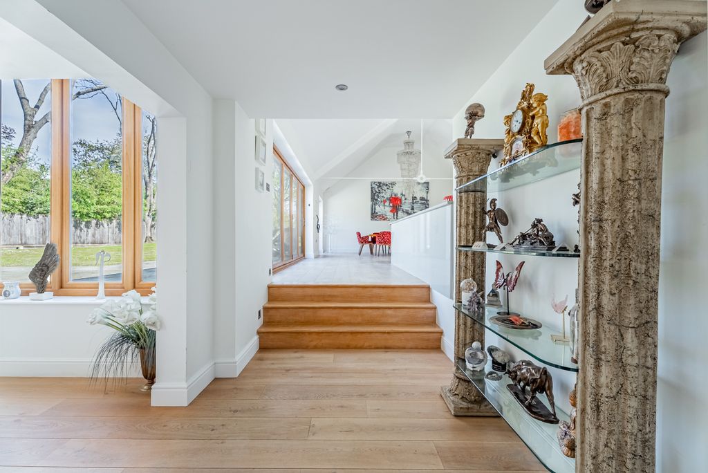 Property photo 1 of 44 Northchurch Common, Berkhamsted