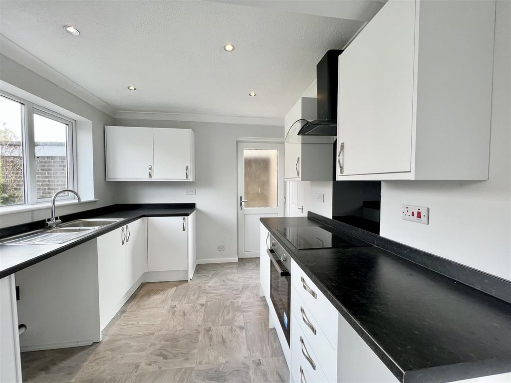 Property photo 3 of 9 Kitchen Diner